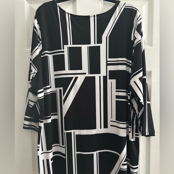 AVENUE Black/White Geometric Blouse w/ Zipper Neckline and 3/4 sleeves 22/24 - Picture 5 of 7